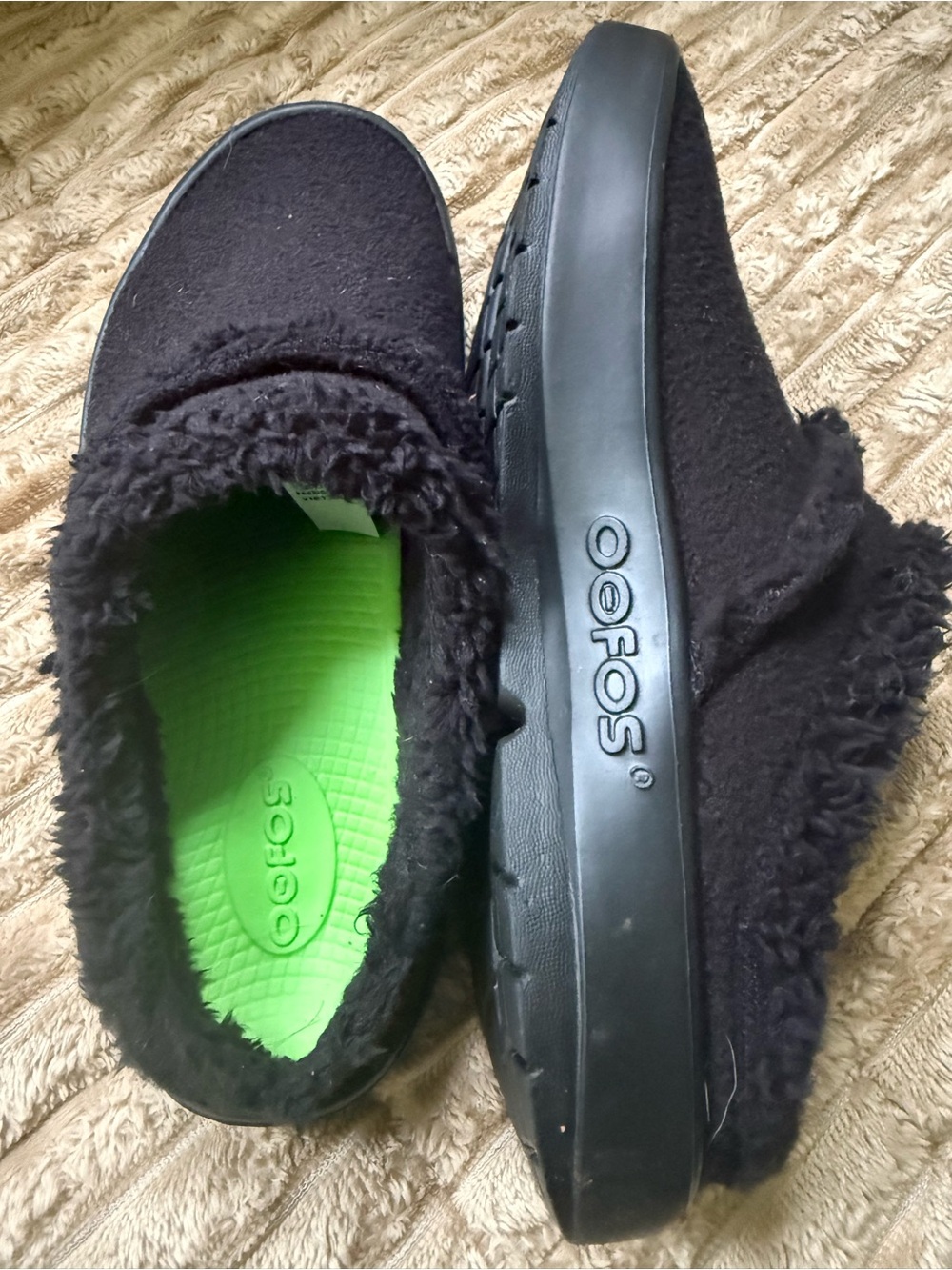 OOFOS OOCoozie Women's Black Sherpa Mules Shoes Slippers, Size 9 - Picture 4 of 6